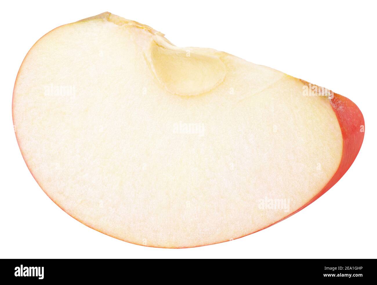 Fetta di mela rossa senza semi isolato su sfondo bianco con percorso di ritaglio. Profondità di campo completa Foto Stock