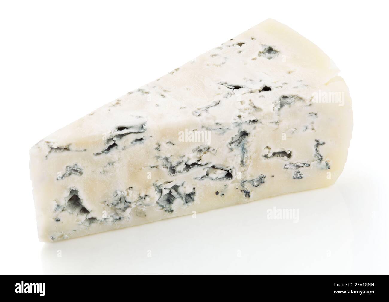 Fetta di formaggio blu morbido con muffa isolata su sfondo bianco. Fetta di formaggio blu con percorso di ritaglio Foto Stock