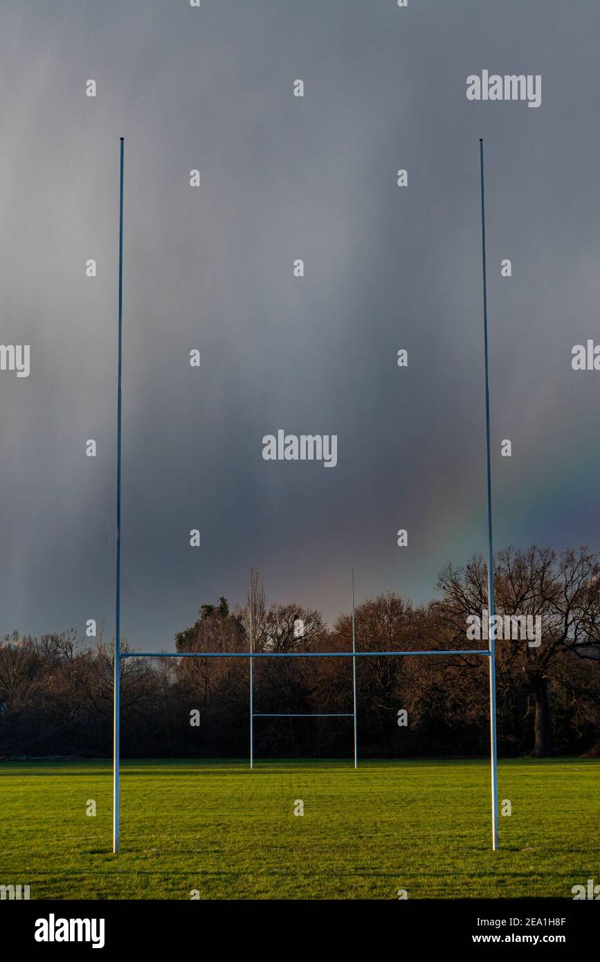 Rugby posta sotto un cielo tempestoso con un arcobaleno dentro il cielo sopra Foto Stock