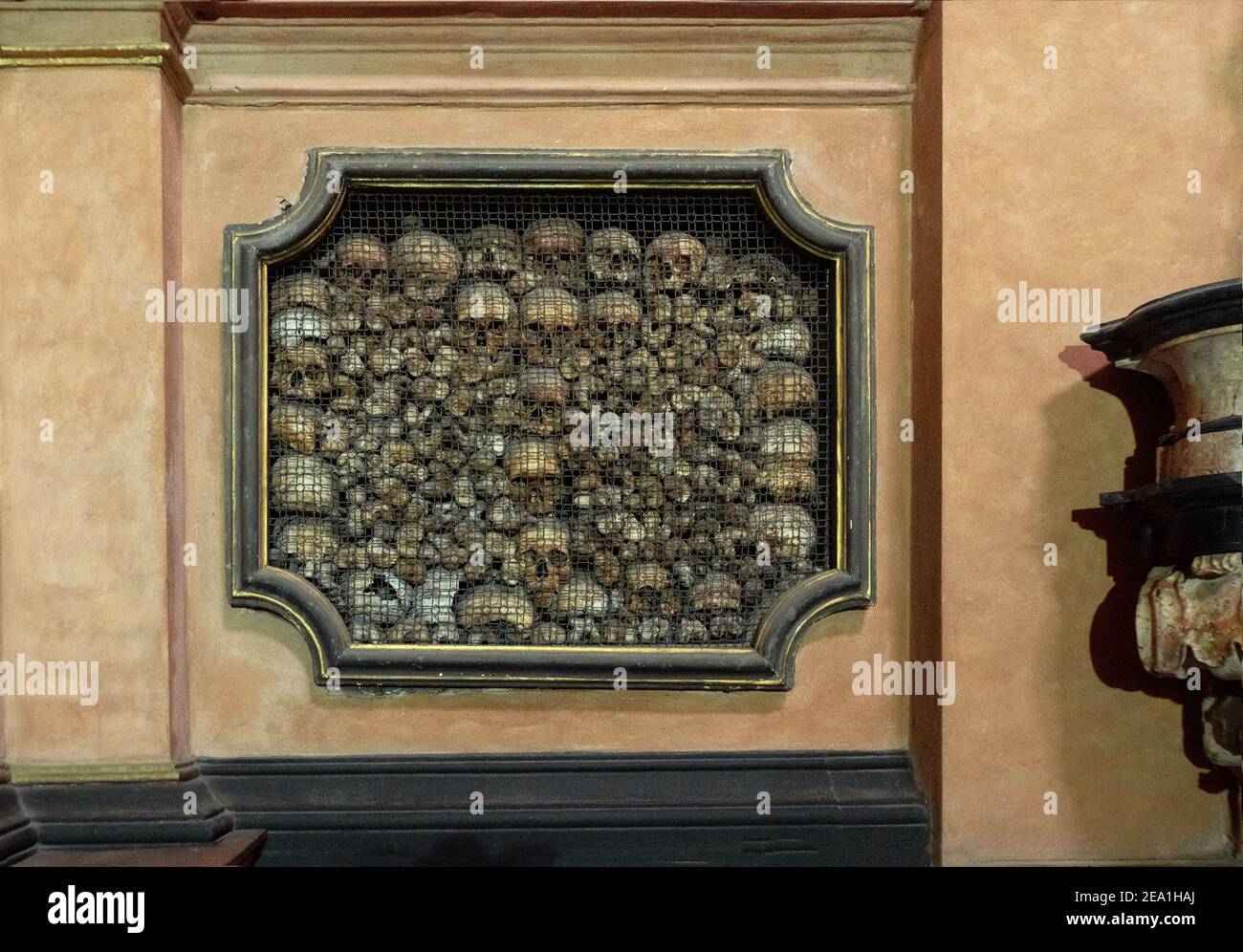 San Bernardino alle ossa, chiesa medievale del XIII secolo decorata con ossa e teschi. Milano, Lombardia, Italia. Foto Stock