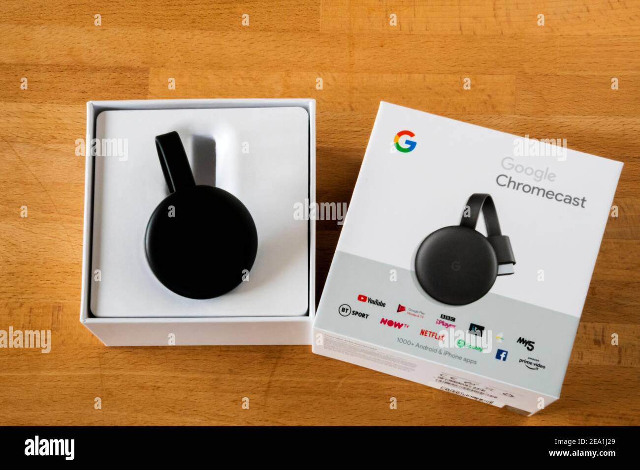 Un dongle Google Chromecast nella confezione originale. Utilizzato per riprodurre contenuti audiovisivi in streaming su Internet. Foto Stock