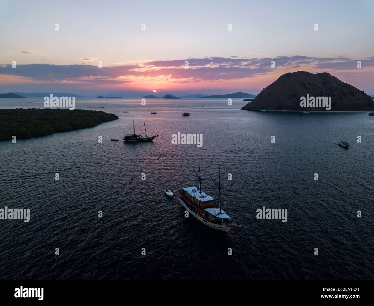 Tramonto nel parco nazionale di Komodo Isola di Pulau Koaba Foto Stock