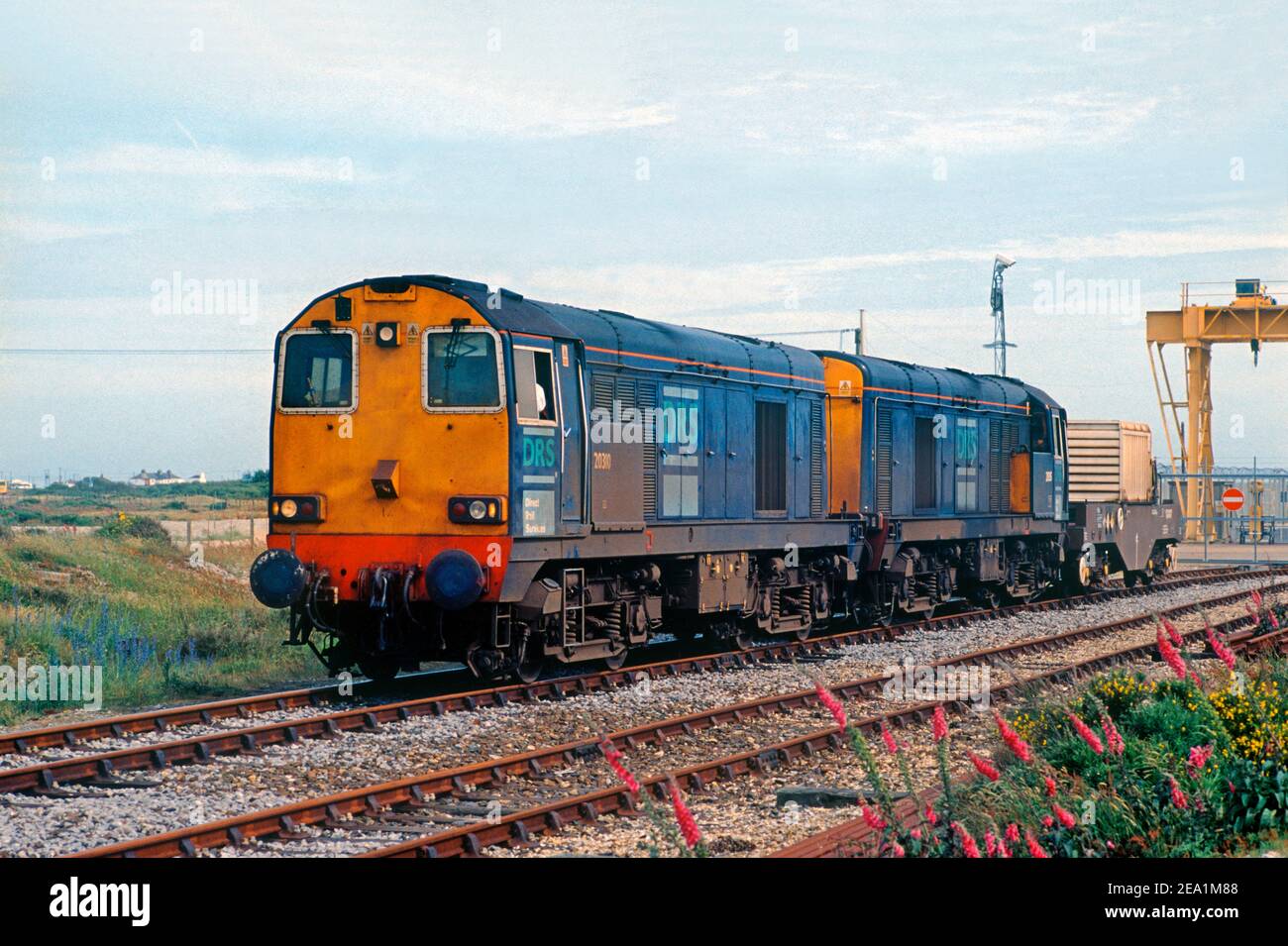 Un paio di locomotive diesel di classe 20 per servizi ferroviari diretti, numeri 20310 e 20315, attende di partire dal punto di carico di Dungeness con un treno per fiasche nucleari. 11 Giugno 2002. Foto Stock