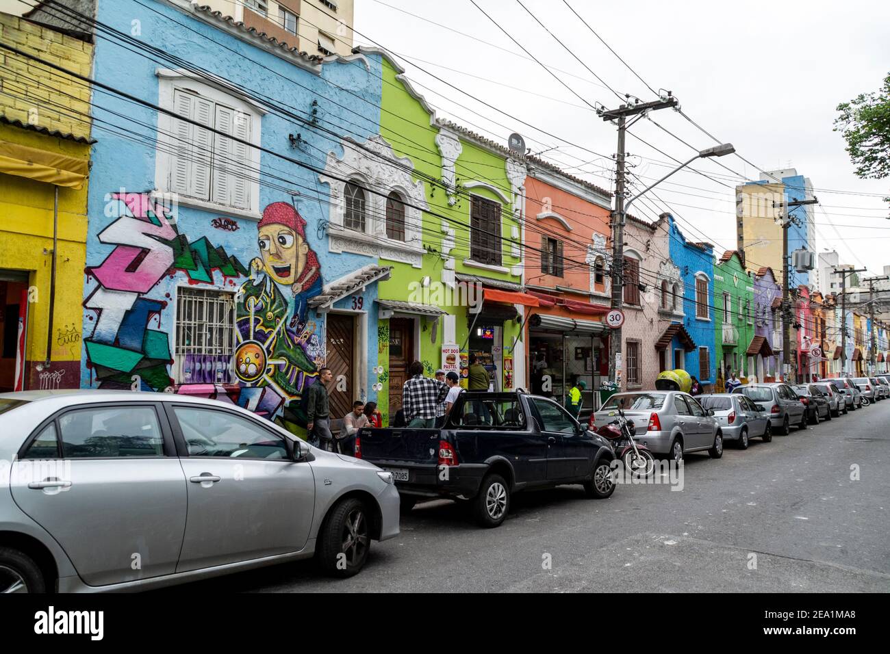 Pareti ricoperte di graffiti su Rua Tagua a San Paolo, Brasile. La strada ha una fila di vecchi edifici molto colorati ed e' una grande attrazione del Cluband con Foto Stock