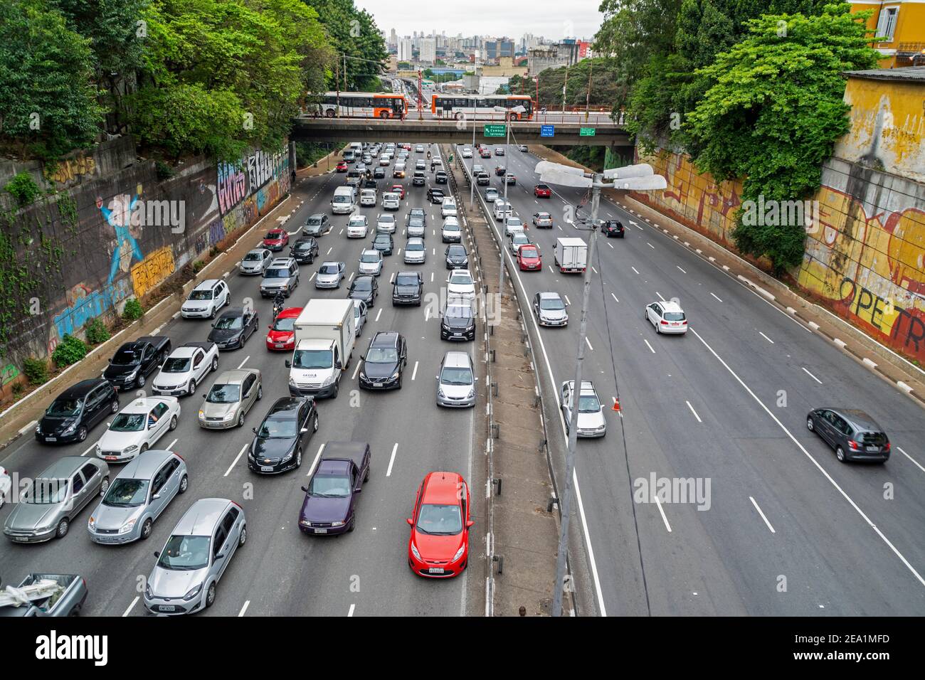 Traffico lento su una circonvallazione a Sao Paulo, Brasile. Foto Stock