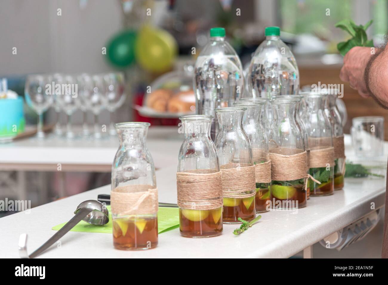 Bevanda fredda alla limonata con limone e menta Foto Stock