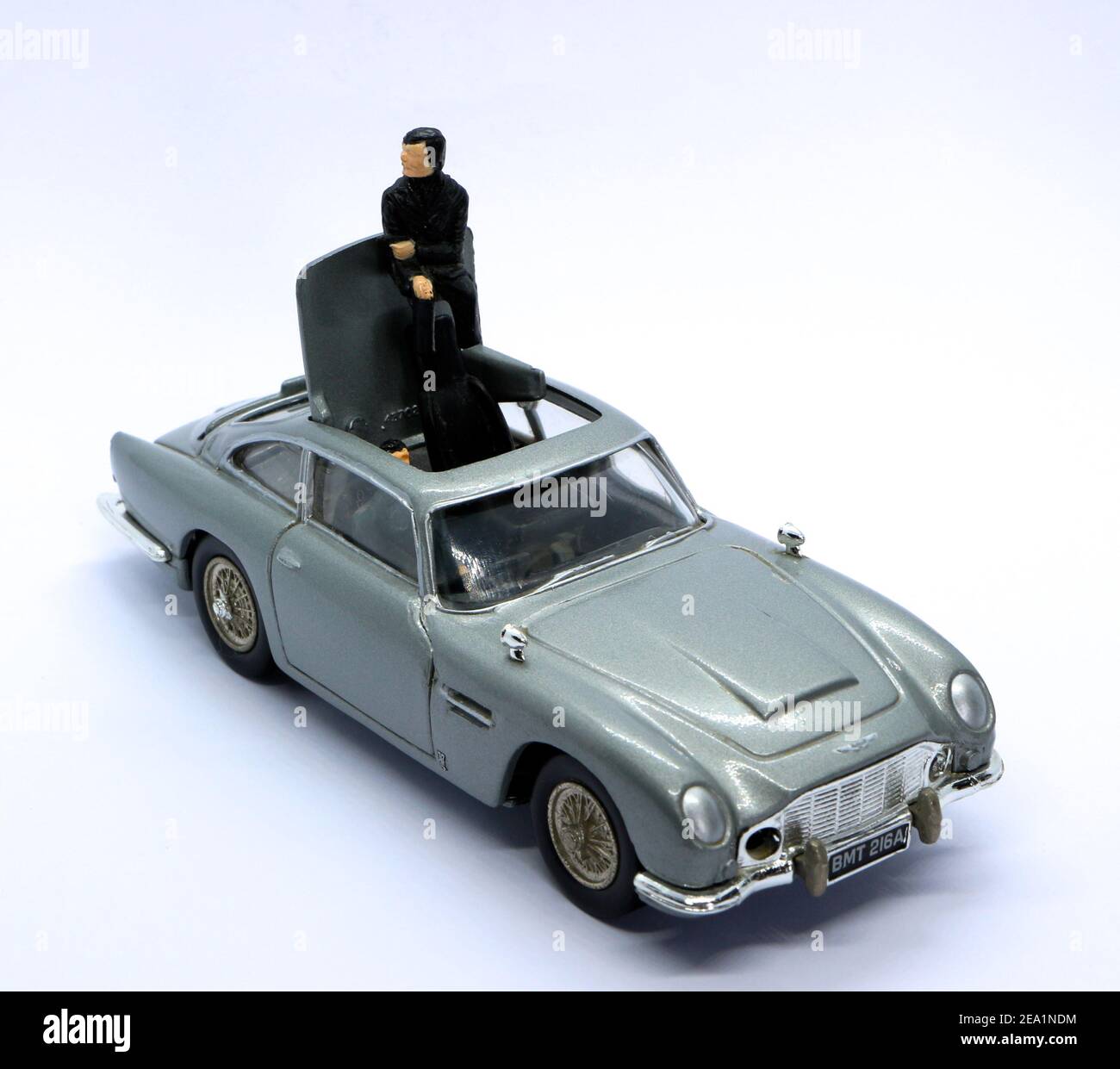 Foto di un modello in argento pressofuso dell'Aston Martin DB5 utilizzato nel film di Sean Connery James Bond 007 Goldfinger nel 1964 con l'uscita del criminale Foto Stock