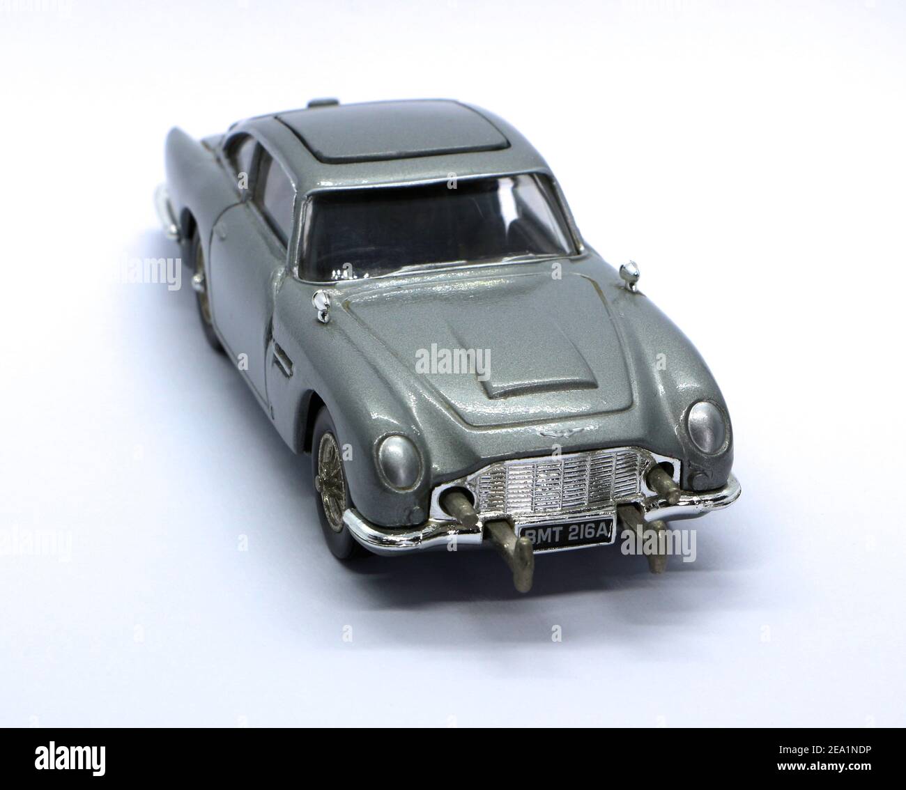 Foto di un modello in argento pressofuso dell'Aston Martin DB5, famoso per essere utilizzato nel film di Sean Connery James Bond 007 Goldfinger del 1964 Foto Stock