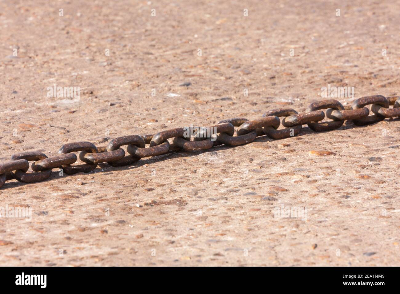 Catena di nave di ferro arrugginita che posa su una banchina di cemento. REGNO UNITO Foto Stock