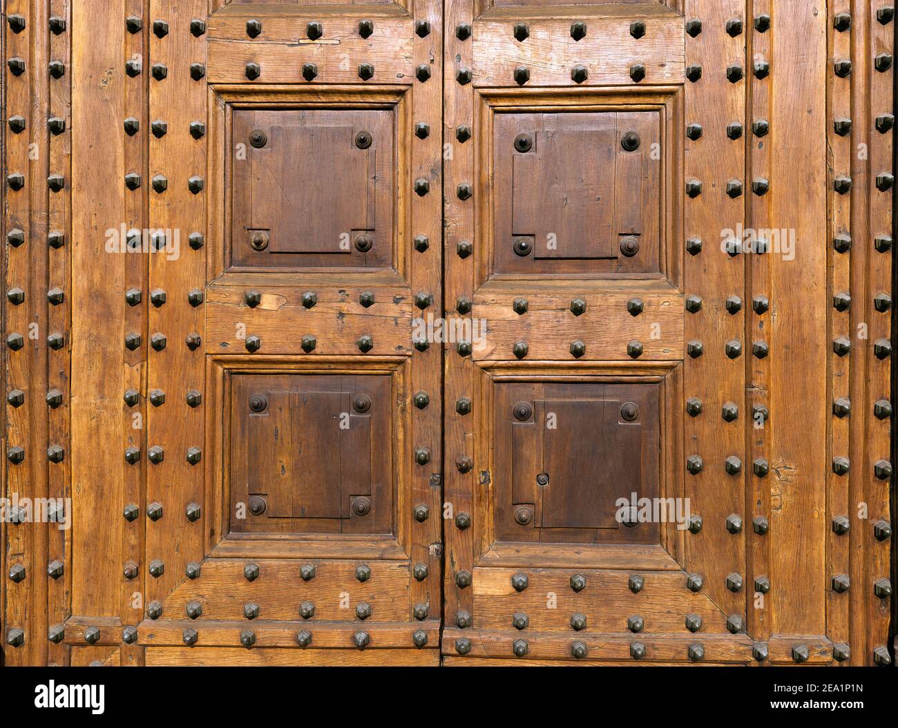 Particolare di un'antica porta in legno con borchie metalliche. Cattedrale di Pistoia, Toscana, Italia Foto Stock