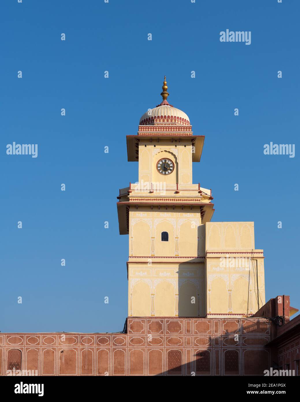 Una bella torre dell'orologio antico al Palazzo della Città di Jaipur nello stato di Rajasthan, India. Foto Stock