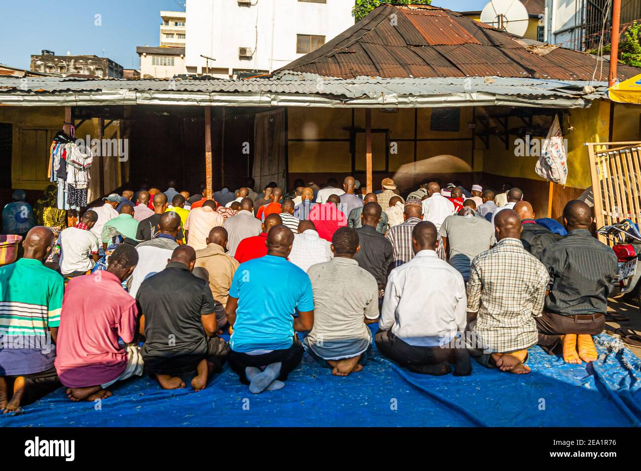 Musulmani che pregano nella zona rurale occidentale, Sierra Leone Foto Stock