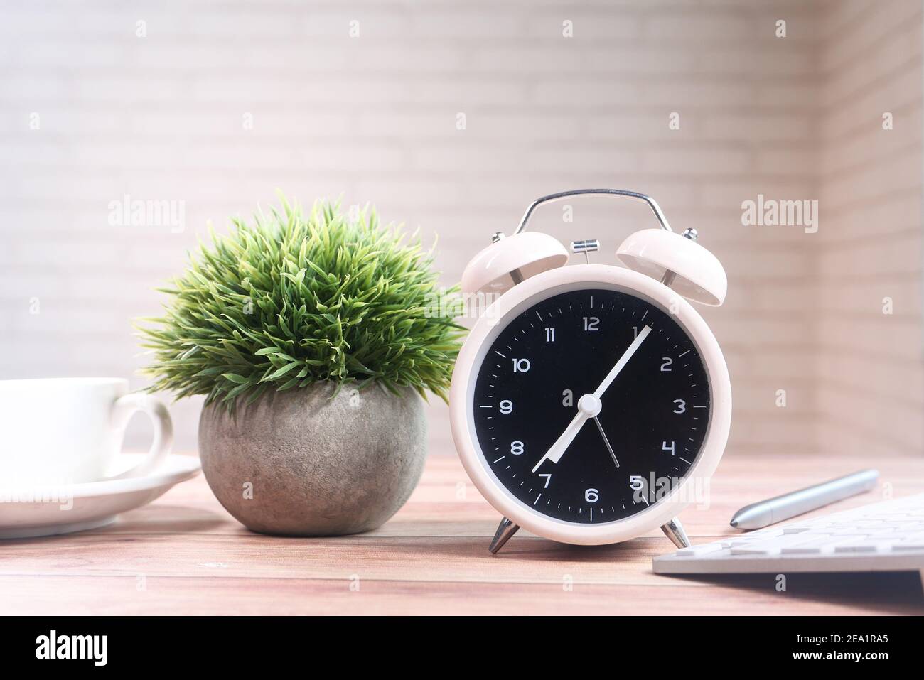 tea cup laptop e orologio sul tavolo da vicino . Foto Stock