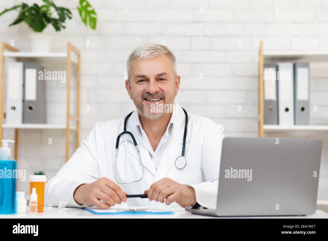 Farmaci, visita moderna al medico di famiglia e ricetta Foto Stock