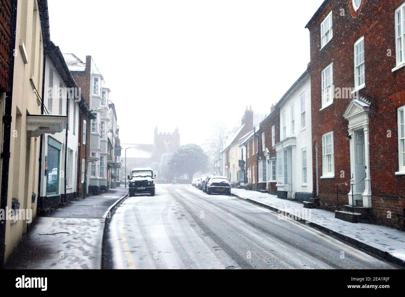 Ashford, Kent, Regno Unito. 07 febbraio 2021. La neve cade in un villaggio fuori Ashford, Kent durante come Storm Darcy colpisce il Regno Unito Credit: One Up Top Editorial Images/Alamy Live News Foto Stock