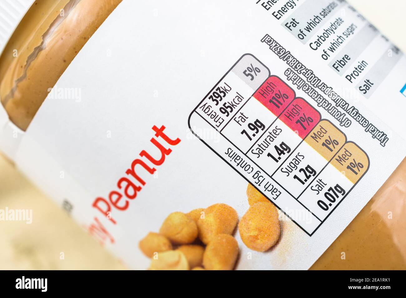 Vasca di plastica di burro di arachidi ASDA. Per etichette di ingredienti alimentari, etichettatura nutrizionale, informazioni sugli alimenti, consigli sulle allergie, imballaggi in plastica per alimenti. Foto Stock