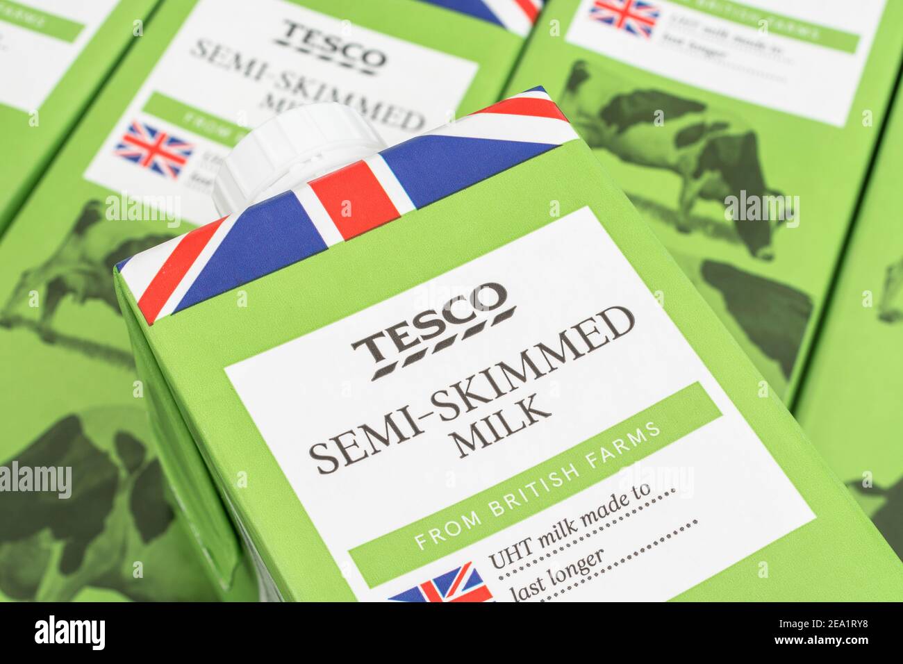 Chiusura di cartoni di carta di latte scremato a lunga durata UHT con etichetta Tesco. Per i prodotti alimentari britannici, Union Jack sull'imballaggio alimentare, caseificio britannico. Foto Stock