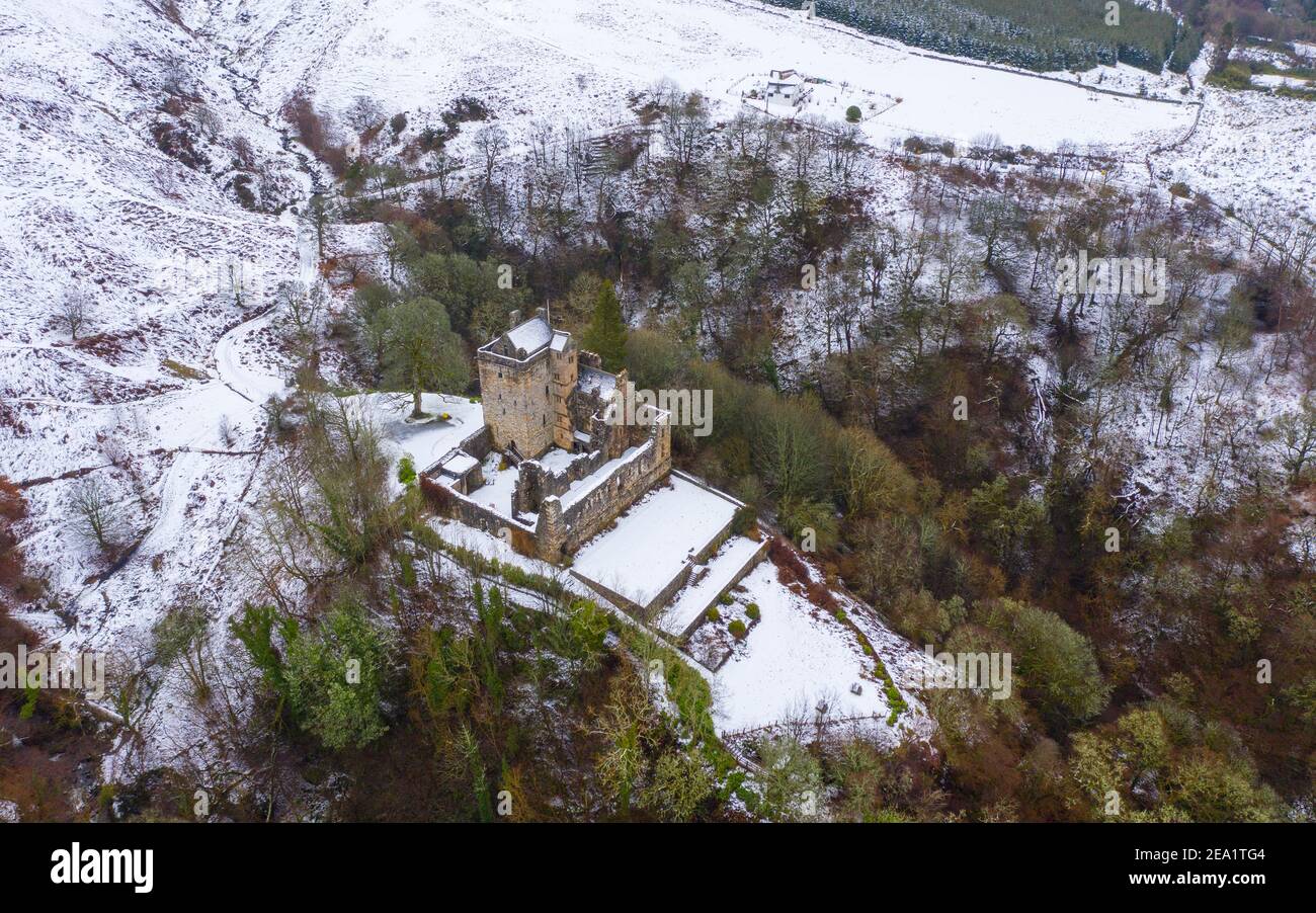 Veduta aerea del Castello Campbell nella neve, Dollaro, Clackmannanshire, Scozia. REGNO UNITO Foto Stock