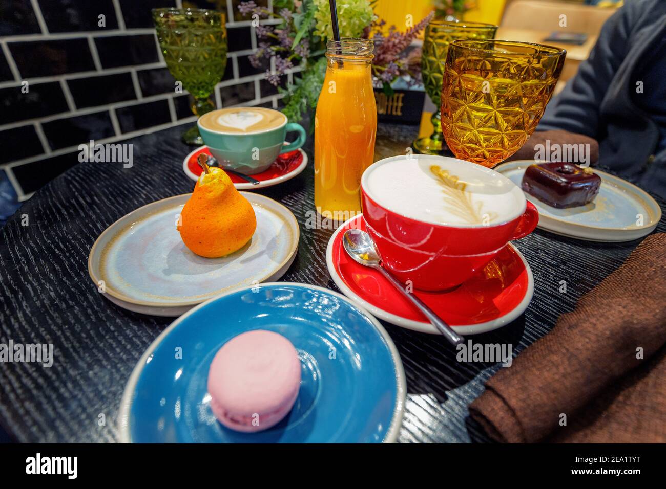 Colazione con calorie e caffè e dolci sul tavolo in caffetteria Foto Stock