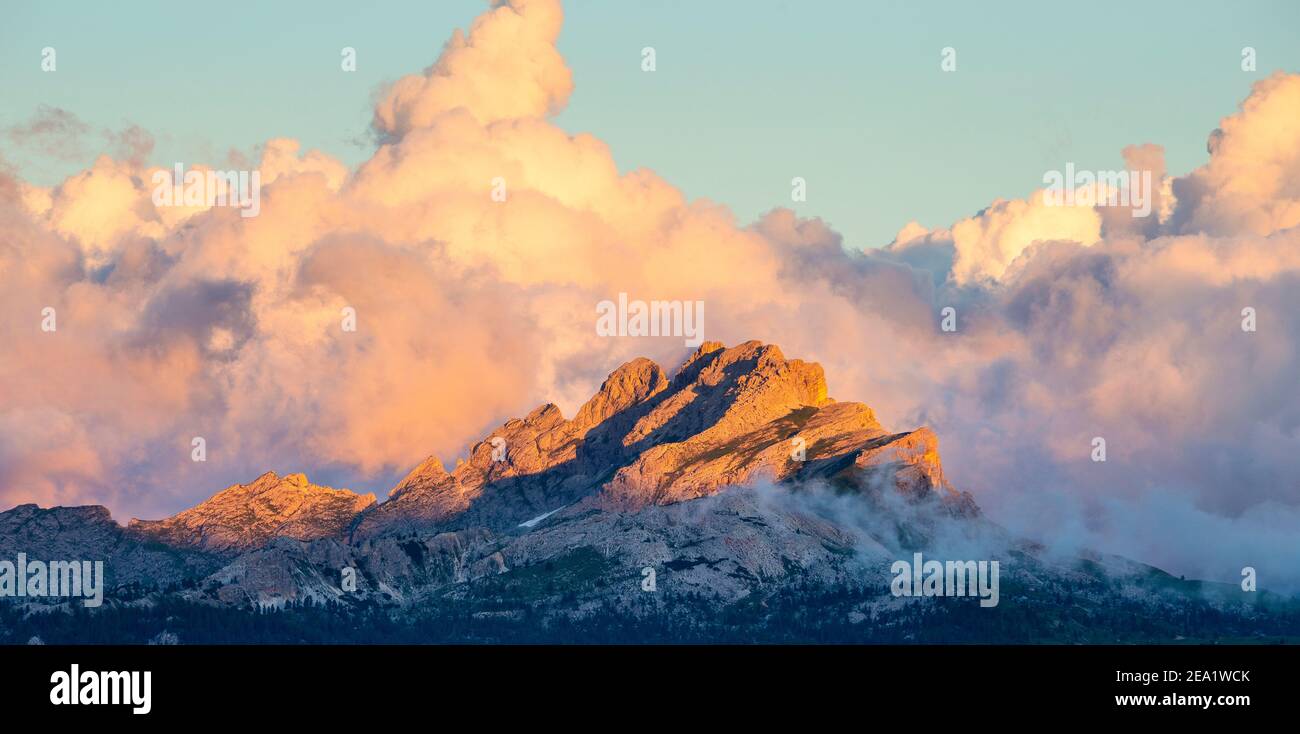 Alpenglow sui picchi Settsass (Setsas). Tramonto luce solare. Cielo nuvoloso. Le Dolomiti. Alpi Italiane. Europa. Foto Stock
