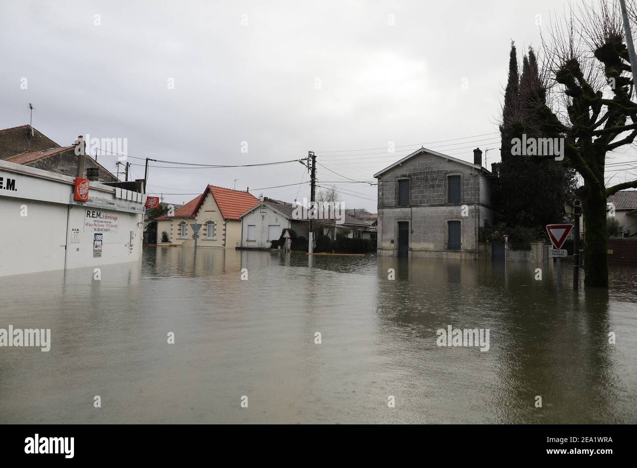 Saintes, Francia. 07 febbraio 2021. A seguito delle forti piogge degli ultimi giorni e della nevicata dovuta alla temperatura molto mite, la Charente ha vissuto un episodio di grande alluvione, qui a Saintes che è particolarmente colpito, il 7 febbraio 2021. Photo by Thibaud Moritz/ABACAPRESS.COM Credit: Abaca Press/Alamy Live News Foto Stock