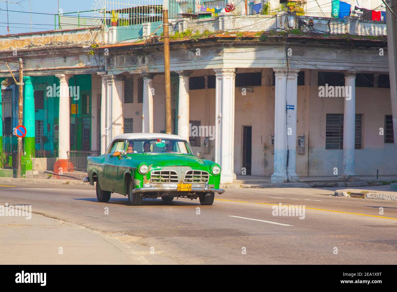 L'AVANA, CUBA - 03 06 2013: Un taxi verde retrò auto nella città di l'Avana. Vecchio quartiere di Serrra Foto Stock