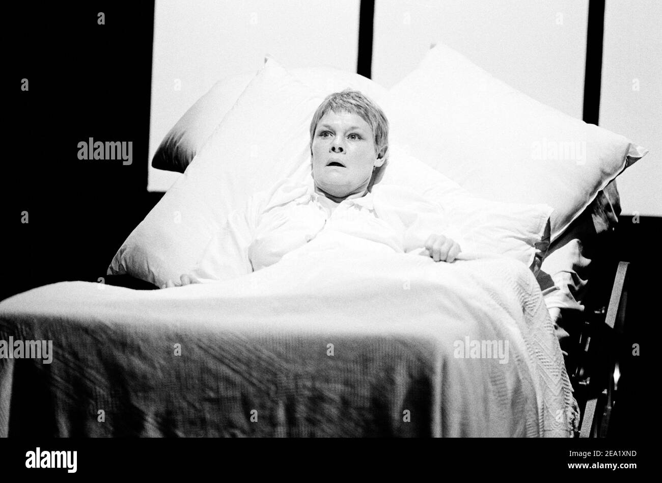 Judi Dench (Deborah) in UNA SORTA DI ALASKA di Harold Pinter al Cottesloe Theatre, National Theatre (NT), Londra SE1 13/10/1982 parte DEGLI ALTRI LUOGHI trilogia design & illuminazione: John Bury direttore: Peter Hall Foto Stock