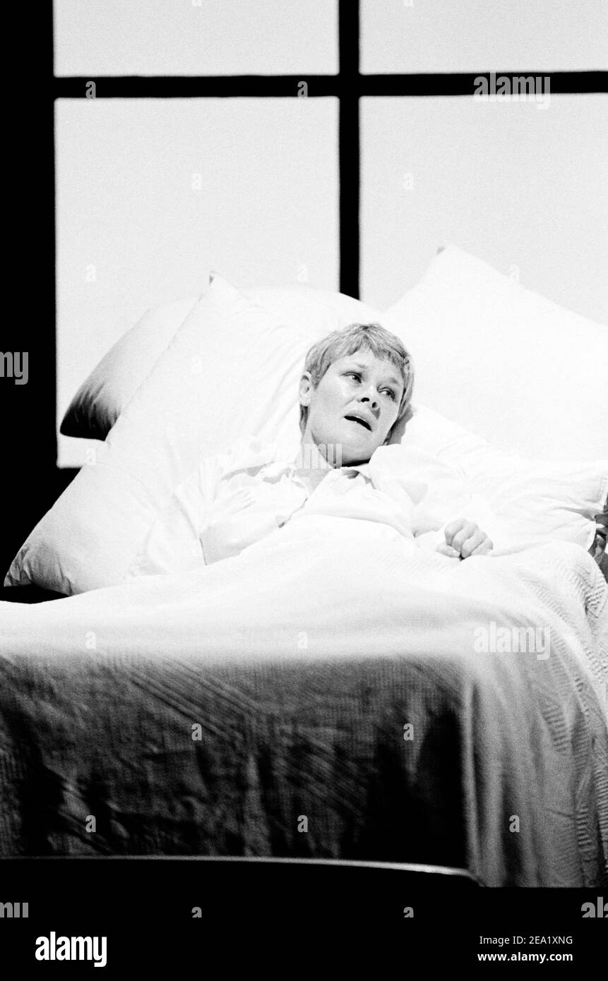 Judi Dench (Deborah) in UNA SORTA DI ALASKA di Harold Pinter al Cottesloe Theatre, National Theatre (NT), Londra SE1 13/10/1982 parte DEGLI ALTRI LUOGHI trilogia design & illuminazione: John Bury direttore: Peter Hall Foto Stock