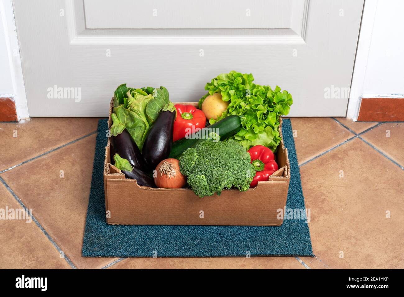 Consegna di verdure biologiche fresche durante una pandemia, porta-a-porta ad ogni cliente. Concetto di ordinazione online. Foto Stock