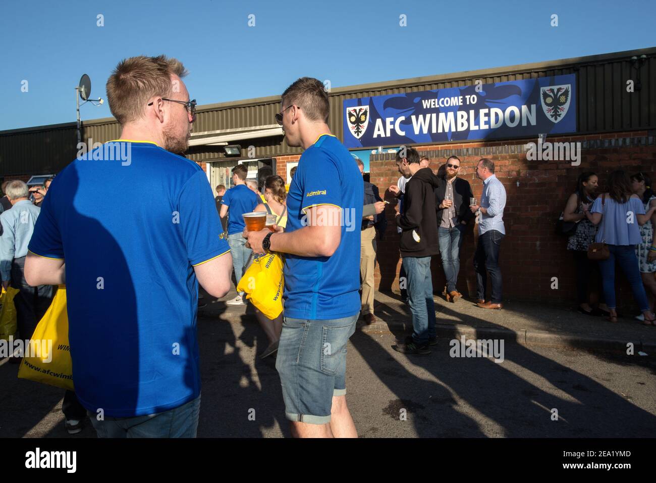 Gli appassionati di AFC Wimbledon bevono birra prima della partita alla squadra di football AFC Wimbledon, Inghilterra. Foto Stock