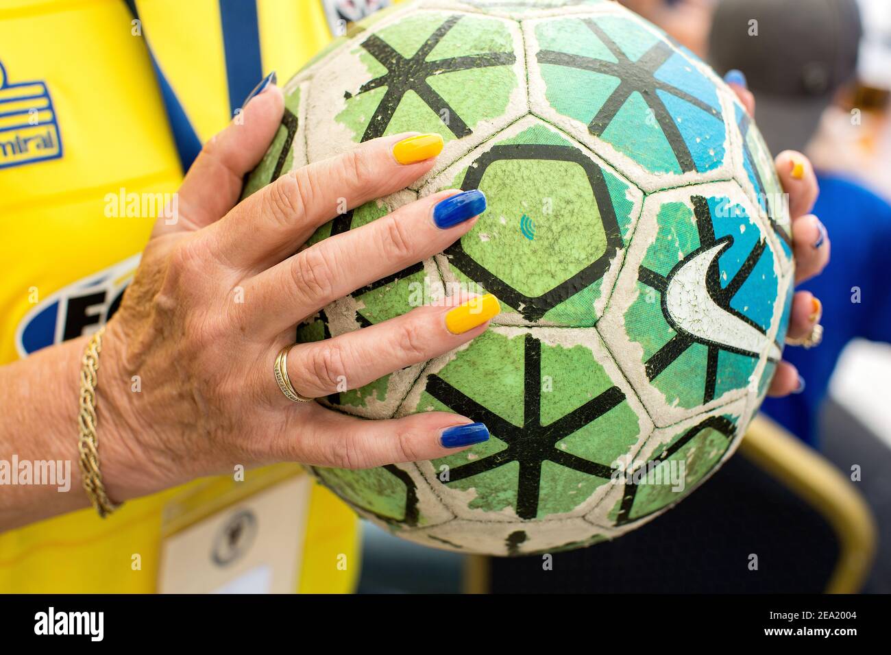 Le unghie dei tifosi femminili dipinte nel colore della squadra di calcio AFC Wimbledon, Inghilterra. Foto Stock