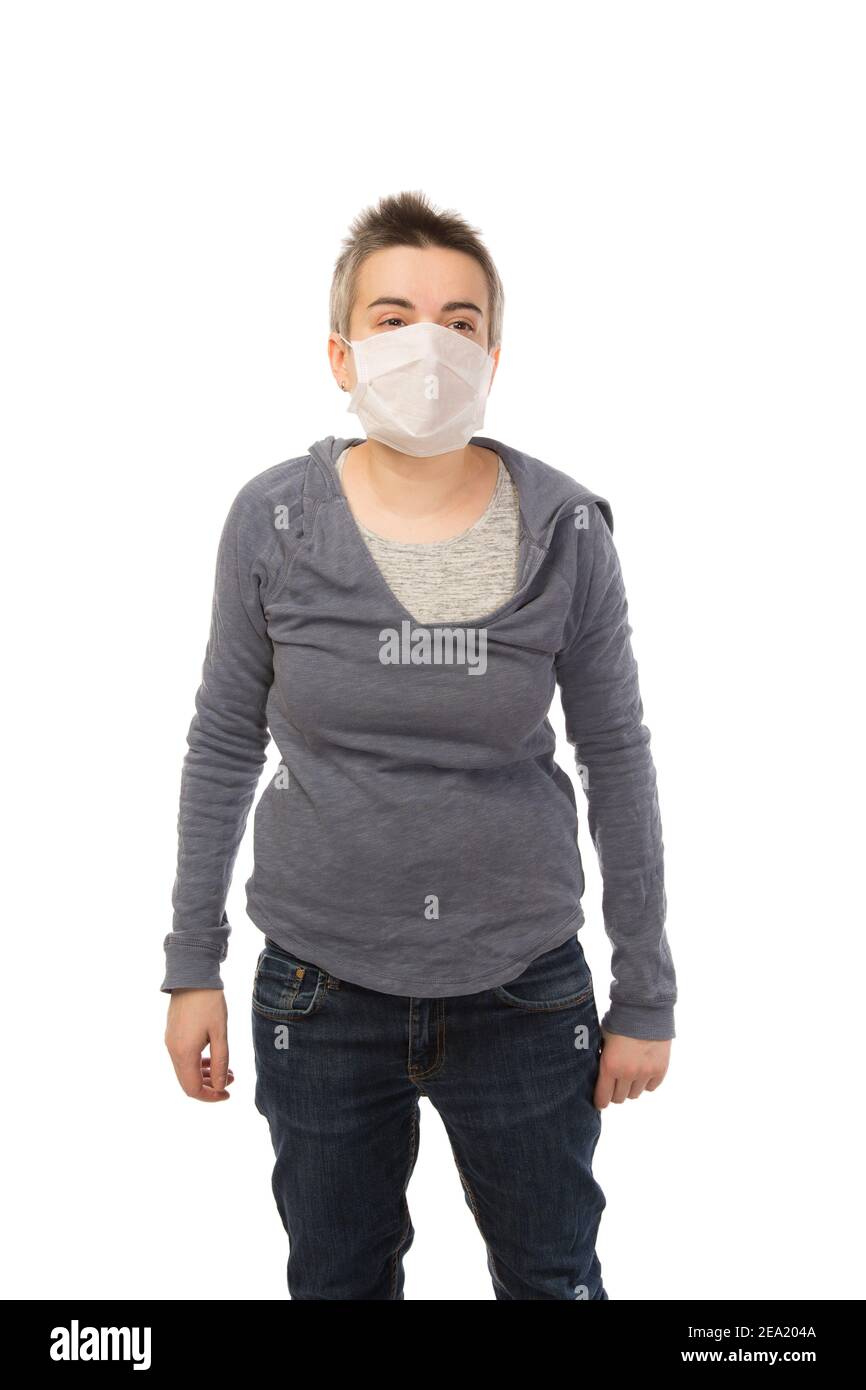 White attraente brunette donna con capelli corti che indossa una maschera durante un epidemia di influenza. Isolato su sfondo bianco Foto Stock