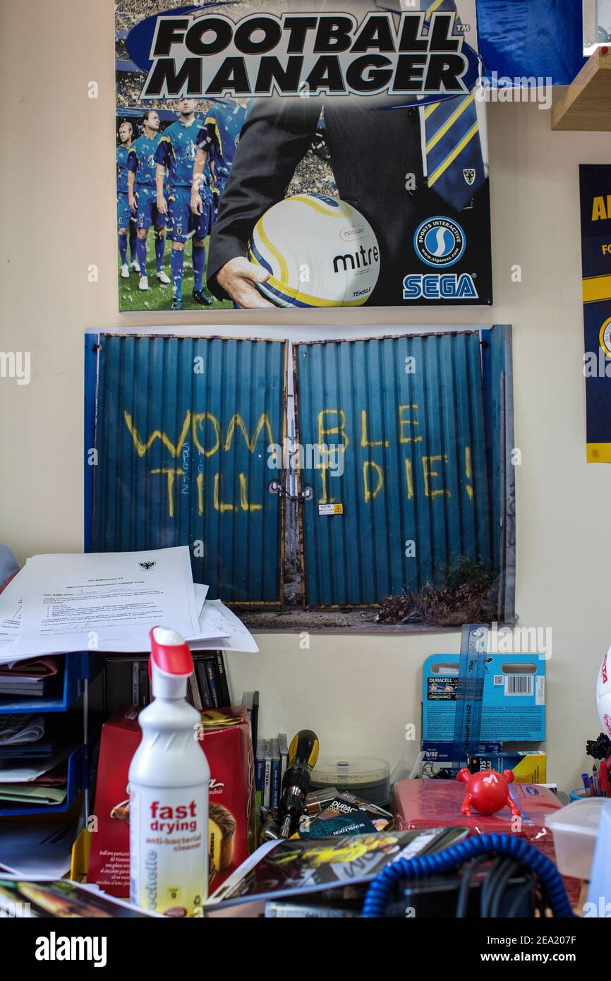 Cimeli di calcio e poster a parete presso l'ufficio della squadra di calcio AFC Wimbledon, Inghilterra Foto Stock