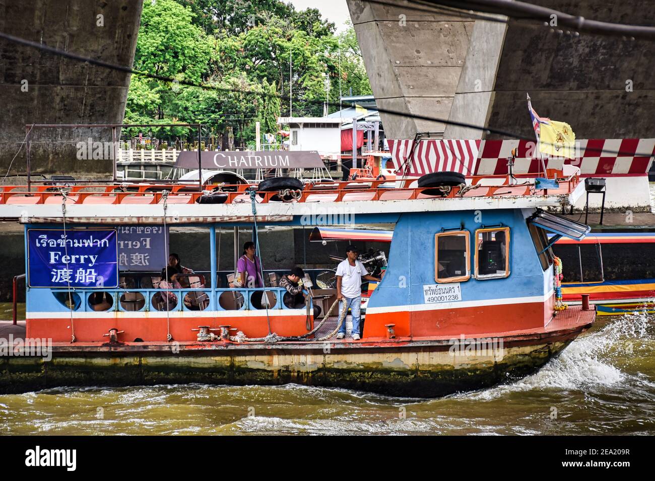Bangkok, Thailandia 08.20.2019 UN traghetto con passeggeri sotto il ponte Taksin, vicino al molo di Sathorn sul fiume Chao Phraya Foto Stock