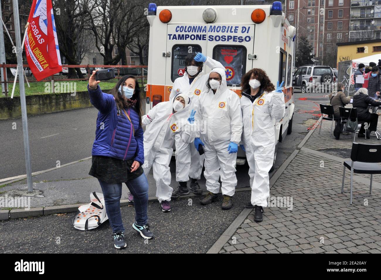 Milano, febbraio 2021, la Brigata sanitaria Soccorso Rosso (Brigata sanitaria di soccorso rosso), un'organizzazione no-profit creata da diverse associazioni di base e con il contributo del sindacato indipendente ADL Cobas, partecipa alla campagna "tampon sospeso"; Per l'esecuzione gratuita di tamponi rapidi per la diagnosi di Covid 19 nei sobborghi critici ed estremi della città. Foto Stock