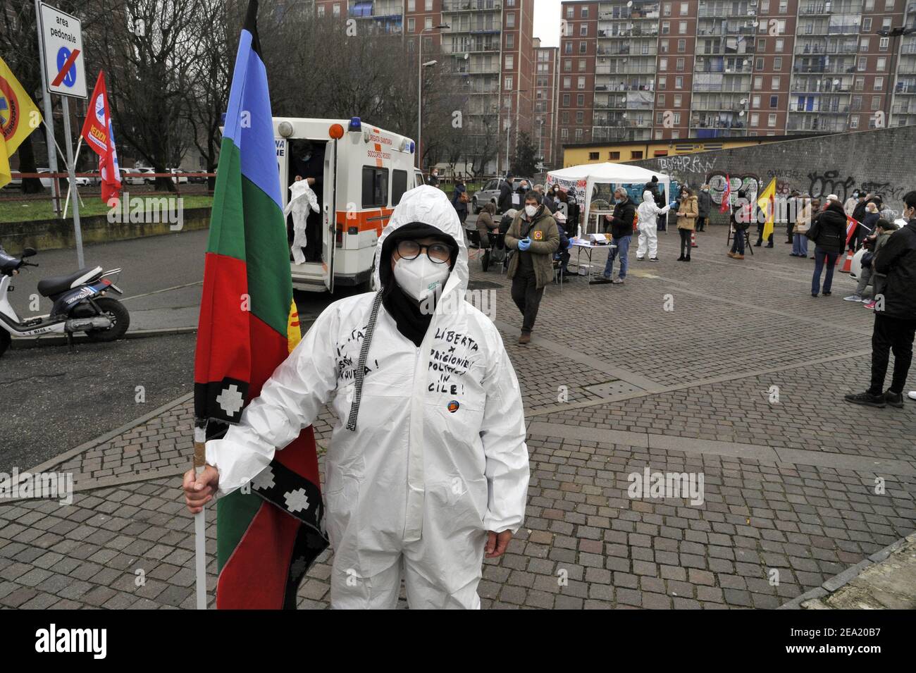 Milano, febbraio 2021, la Brigata sanitaria Soccorso Rosso (Brigata sanitaria di soccorso rosso), un'organizzazione no-profit creata da diverse associazioni di base e con il contributo del sindacato indipendente ADL Cobas, partecipa alla campagna "tampon sospeso"; Per l'esecuzione gratuita di tamponi rapidi per la diagnosi di Covid 19 nei sobborghi critici ed estremi della città. Foto Stock