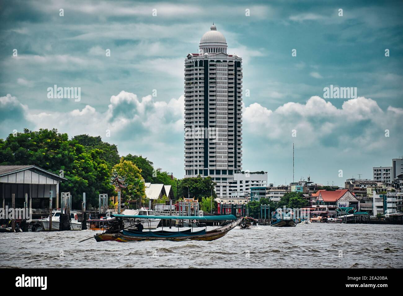 Bangkok, Thailandia 08.20.2019 affascinante torre del Condominio del Parco del Fiume Bangkok lungo il Fiume Chao Phraya Foto Stock