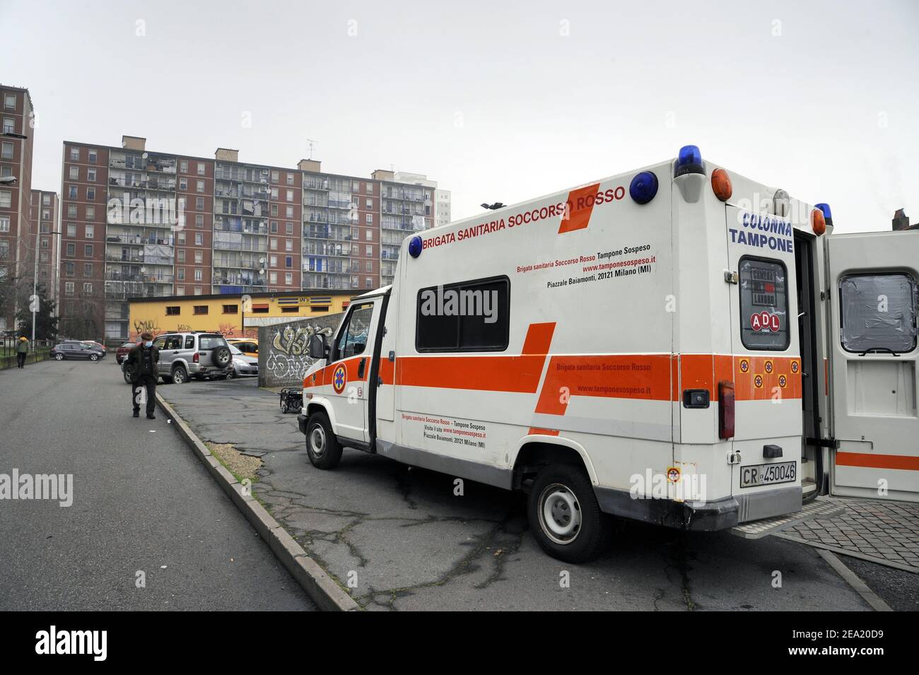 Milano, febbraio 2021, la Brigata sanitaria Soccorso Rosso (Brigata sanitaria di soccorso rosso), un'organizzazione no-profit creata da diverse associazioni di base e con il contributo del sindacato indipendente ADL Cobas, partecipa alla campagna "tampon sospeso"; Per l'esecuzione gratuita di tamponi rapidi per la diagnosi di Covid 19 nei sobborghi critici ed estremi della città. Foto Stock