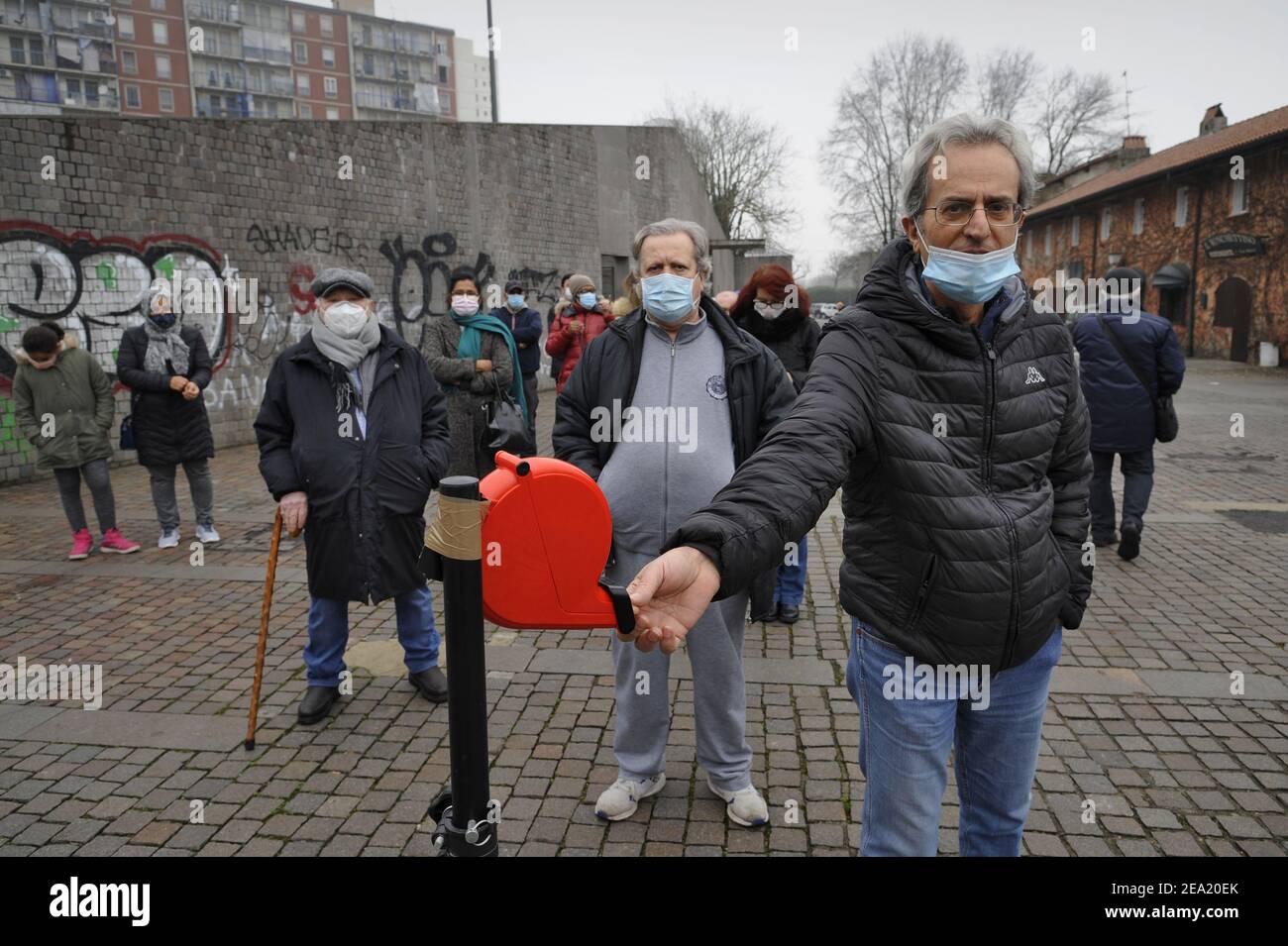 Milano, febbraio 2021, la Brigata sanitaria Soccorso Rosso (Brigata sanitaria di soccorso rosso), un'organizzazione no-profit creata da diverse associazioni di base e con il contributo del sindacato indipendente ADL Cobas, partecipa alla campagna "tampon sospeso"; Per l'esecuzione gratuita di tamponi rapidi per la diagnosi di Covid 19 nei sobborghi critici ed estremi della città. Foto Stock