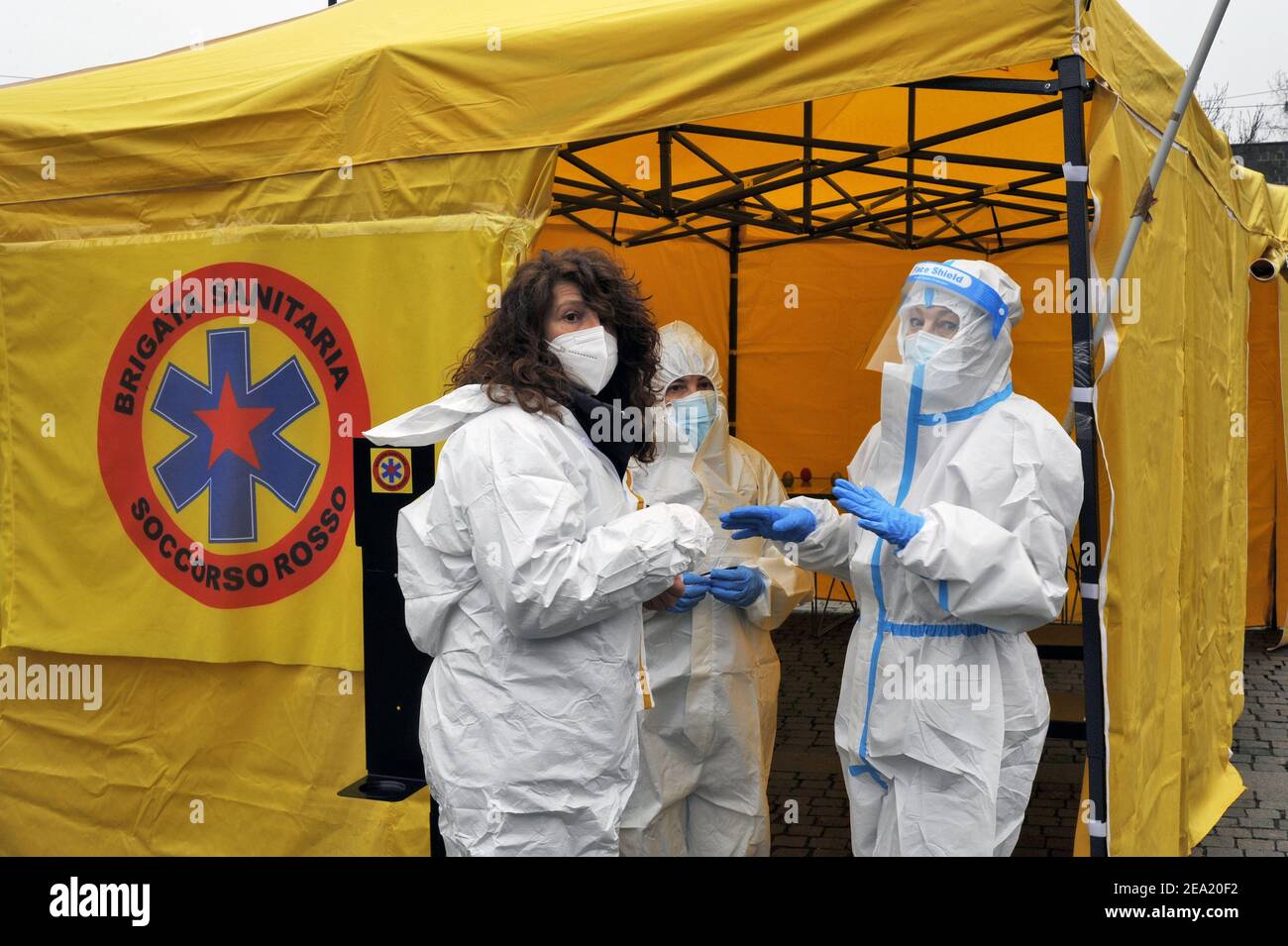 Milano, febbraio 2021, la Brigata sanitaria Soccorso Rosso (Brigata sanitaria di soccorso rosso), un'organizzazione no-profit creata da diverse associazioni di base e con il contributo del sindacato indipendente ADL Cobas, partecipa alla campagna "tampon sospeso"; Per l'esecuzione gratuita di tamponi rapidi per la diagnosi di Covid 19 nei sobborghi critici ed estremi della città. Foto Stock