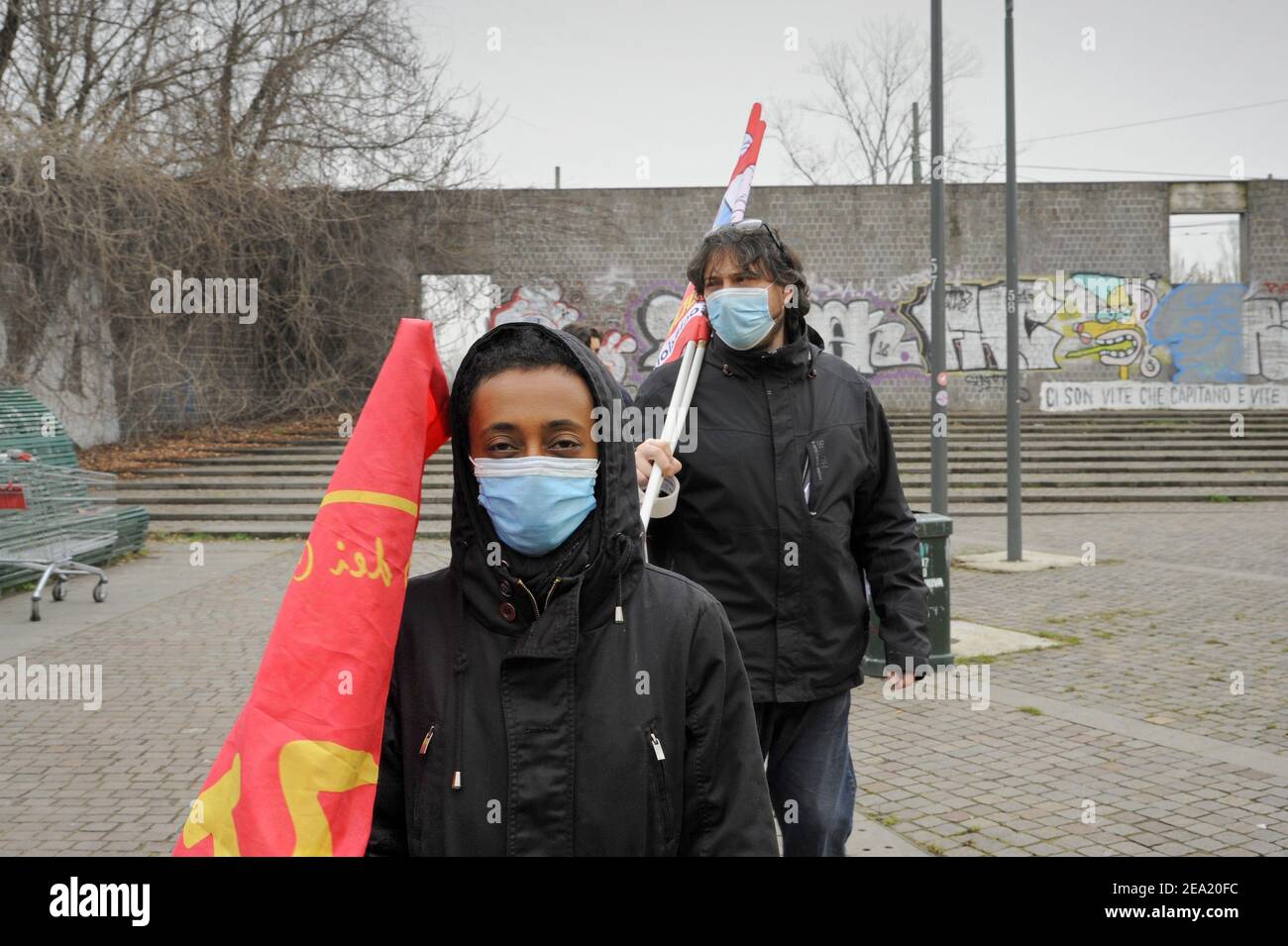 Milano, febbraio 2021, la Brigata sanitaria Soccorso Rosso (Brigata sanitaria di soccorso rosso), un'organizzazione no-profit creata da diverse associazioni di base e con il contributo del sindacato indipendente ADL Cobas, partecipa alla campagna "tampon sospeso"; Per l'esecuzione gratuita di tamponi rapidi per la diagnosi di Covid 19 nei sobborghi critici ed estremi della città. Foto Stock