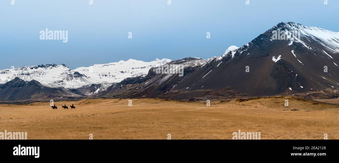 Islanda – 10 aprile 2017. Tre persone sono a cavallo nel paesaggio mozzafiato dell'Islanda. Foto Stock