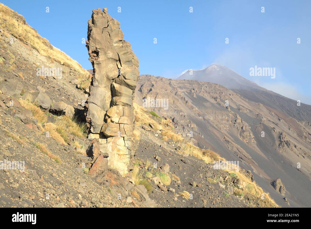 pinnacolo di formazione rocciosa magmatica sui ripidi pendii della valle di Bove sopra l'attivo cratere sud-orientale del vulcano Etna, Sicilia Foto Stock