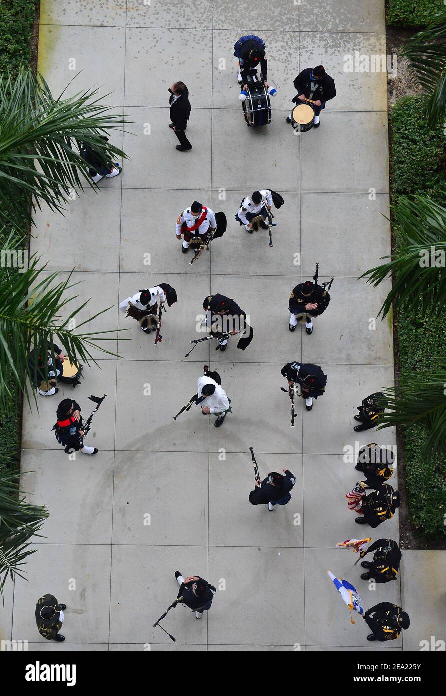 MIAMI GARDENS, FLORIDA - 06 FEBBRAIO: Honor Guard e Bampipers giocatore attende l'arrivo del ucciso agente FBI Laura Schwartzenberger per un servizio in memoria in suo onore all'Hard Rock Stadium il 06 febbraio 2021 a Miami Gardens, Florida. Schwartzenberger è uno dei due agenti di FBI uccisi mentre serve un mandato di ricerca in una casa il martedì a Sunrise, Florida. Credito: MPI10 / MediaPunch Foto Stock