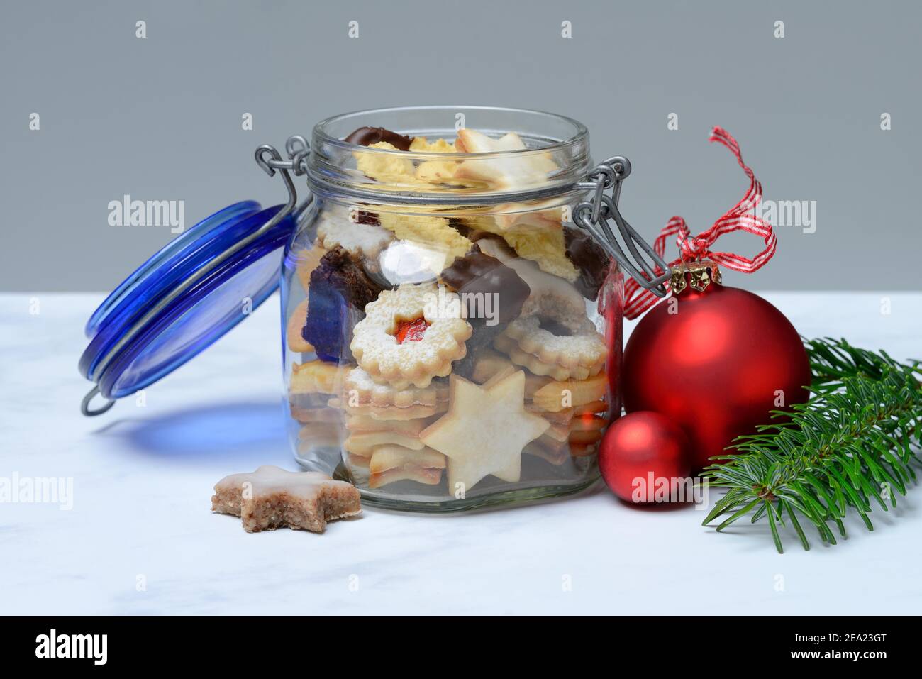 Contenitore in vetro con biscotti natalizi, palle di albero di Natale, Germania Foto Stock