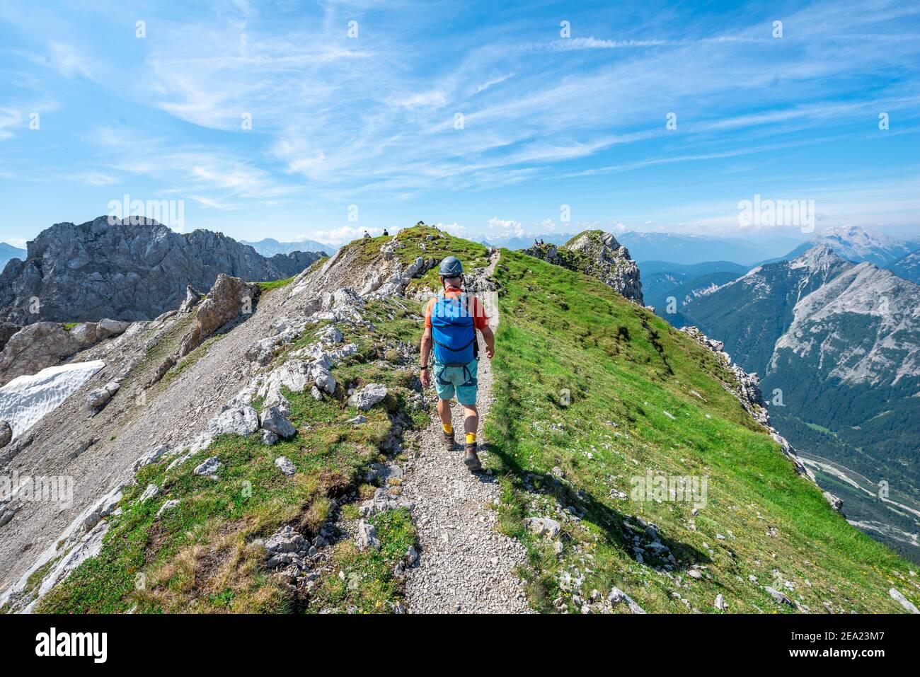 Escursioni in montagna su un crinale, via ferrata Mittenwalder Hoehenweg, Karwendel Mountains, Mittenwald, Baviera, Germania Foto Stock