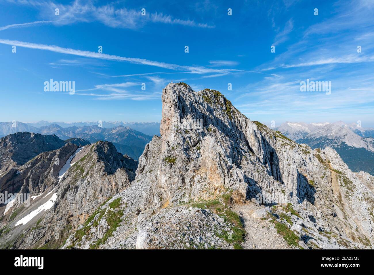 Via ferrata, vista sul crinale del Mittenwalder Hoehenweg, Karwendel Mountains, Mittenwald, Baviera, Germania Foto Stock