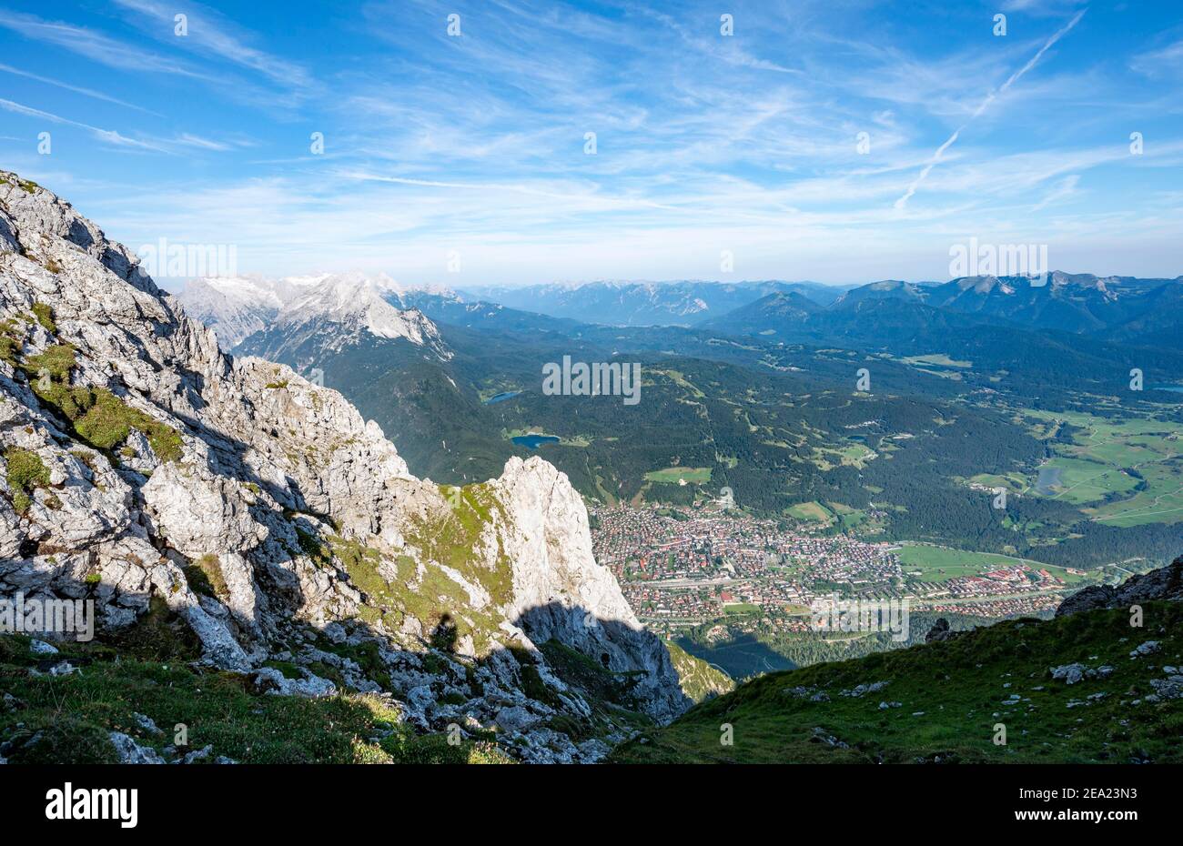 Vista sulla valle dell'Isar con villaggio Mittenwald, Mittenwalder Hoehenweg, Karwendel montagne, Mittenwald, Baviera, Germania Foto Stock