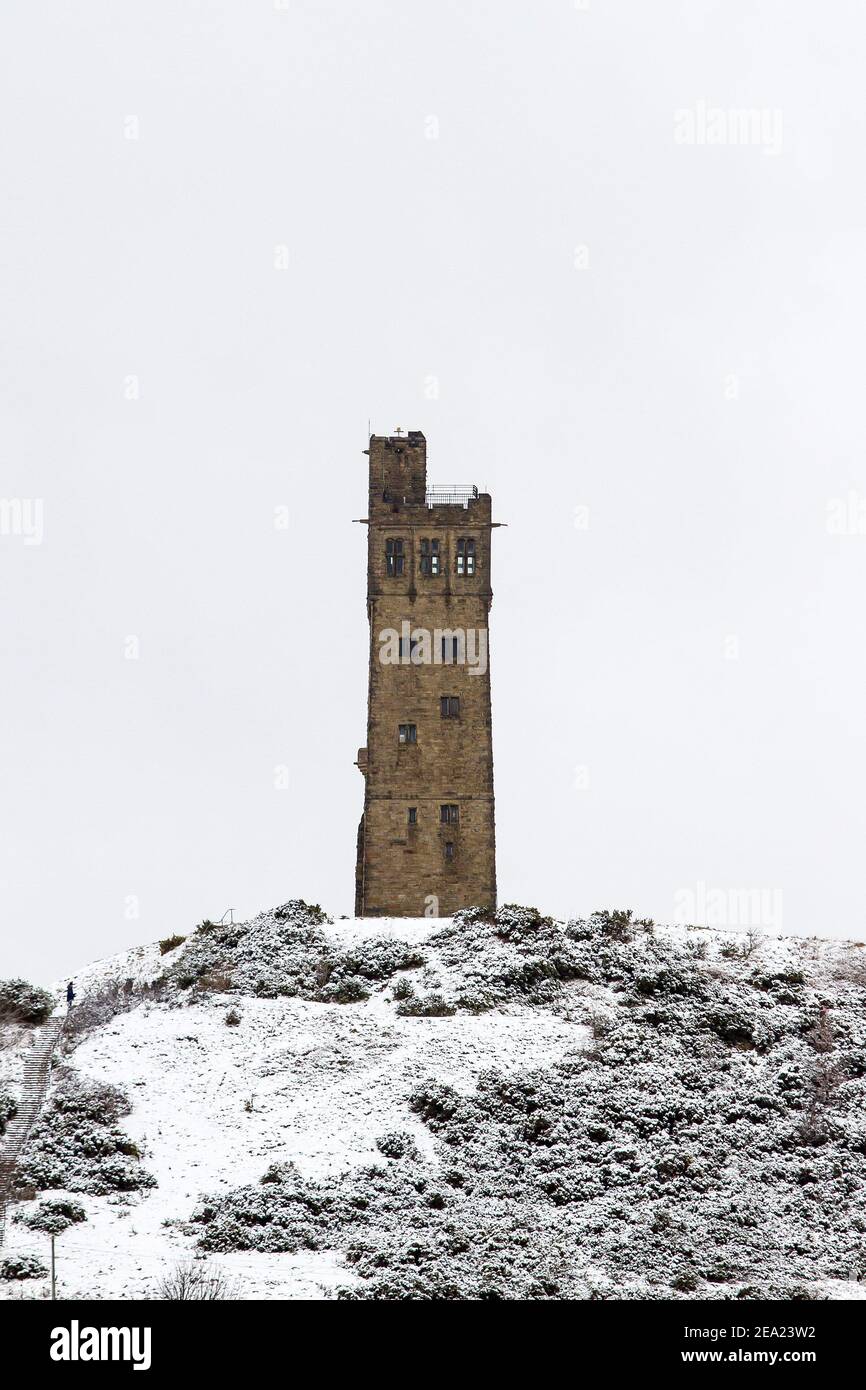 Huddersfield, Yorkshire, Regno Unito, 07 febbraio 2021. Victoria Tower, Huddersfield (conosciuta localmente come Castle Hill) dopo la leggera caduta di neve durante la notte. Richard Asquith/Alamy Live News. Foto Stock