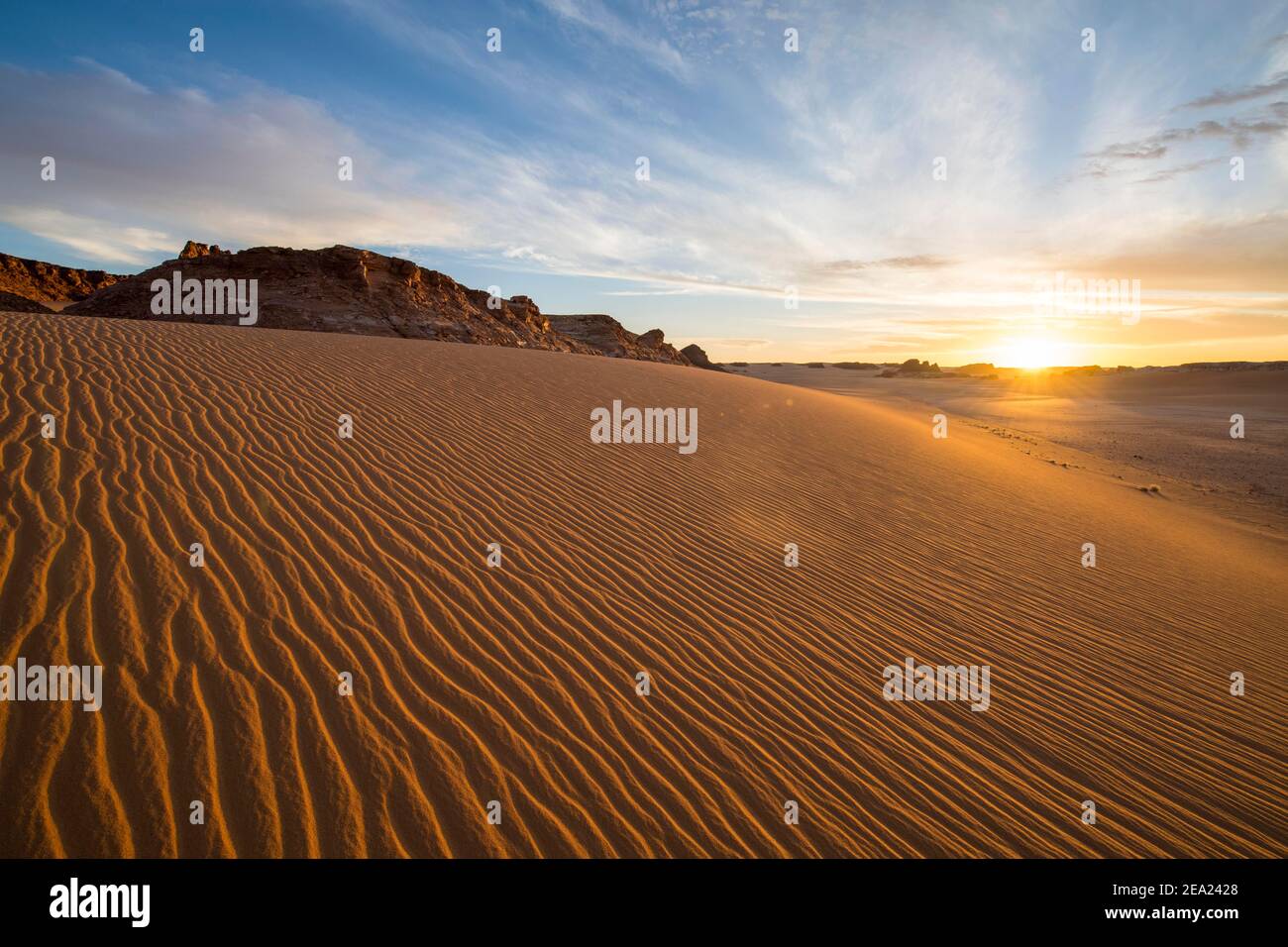 SandDunes al tramonto vicino alla vista UNESCO laghi Ounianga, Ciad, Africa Foto Stock